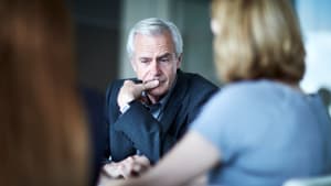 Un homme l'air préoccupé