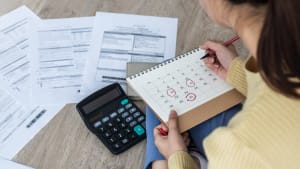 Des factures et un calendrier.