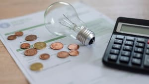 Une calculatrice, une ampoule, des pi�ces de monnaie et une facture.