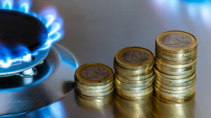 Une gazinière et des piles de pièces de monnaie.