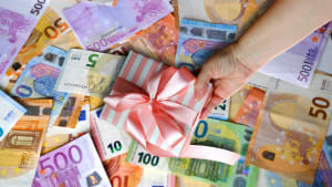 Des billets de banque et du papier cadeau.