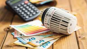 Un thermostat, des billets et une calculatrice.