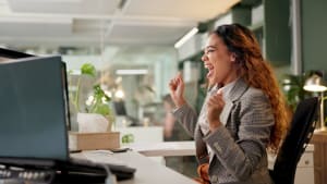 femme heureuse bonne nouvelle