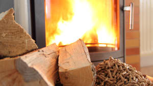 Un pole et des pellets de bois.
