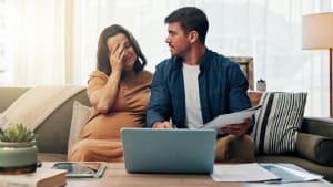 Un homme et une femme regardent un ordinateur l'air inquiet