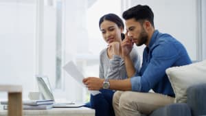 Une femme et un homme s'interrogent devant un document.