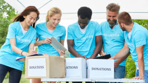 Des personnes collectent des fonds.