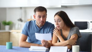 Deux personnes regardent un document.