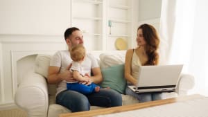 Une proposition de loi veut renforcer le cong parental.