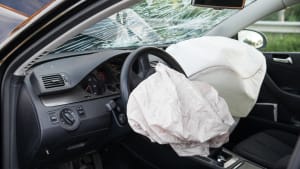 Un airbag dploy dans une voiture.