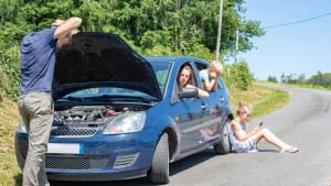 Une famille en panne de voiture.