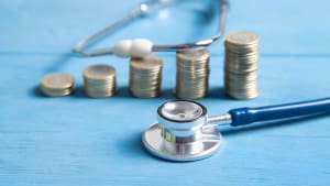 Un stthoscope et des pices de monnaie