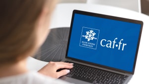 Une personne devant la page d'accueil de la CAF sur son ordinateur.