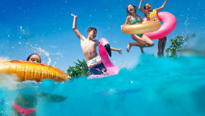 Dans une piscine municipale, la responsabilit d'un adulte peut re mise en jeu.