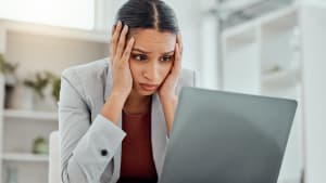 Une femme inquiète.