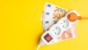 Une prise et des billets