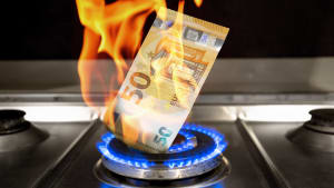 Un billet de 50 euros brul par du gaz.