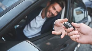 Un homme reoit des clefs de voiture.