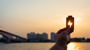 Le symbole de l'�lectricit� face au soleil.