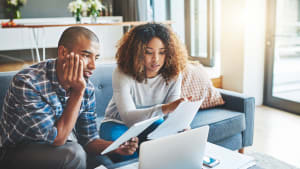 Deux personnes devant un ordinateur.