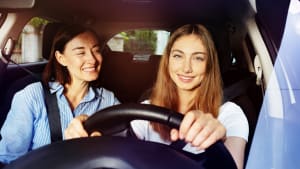 Deux femmes dans une voiture.
