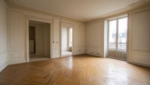 Intrieur d'un appartement vide avec parquet et moulures dcoratives.