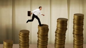 Homme d'affaires sautant sur de l'argent