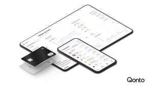 Dispositifs affichant des applications financières et cartes bancaires.