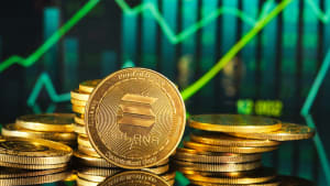 Pices de cryptomonnaie devant graphiques de croissance verts.