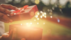 Il a ouvert une merveilleuse boîte cadeau pour son amoureux. Concept joyeux Noël et bonne année 2023, 2024, 2025