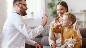 Un médecin de famille ou pédiatre effectue un examen à un enfant.