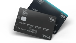 Deux cartes bancaires Visa flottent sur fond noir.