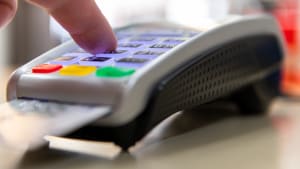 main entrant le numéro de code