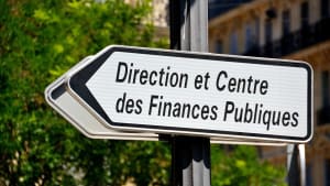 Panneau directionnel vers le Centre des Finances Publiques.