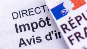 Gros plan sur un document officiel français concernant les impôts.