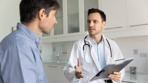 Mdecin discutant avec un patient dans un cabinet mdical.