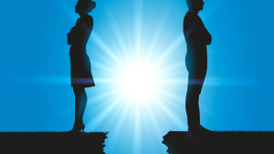 Silhouettes homme et femme face  face, lumire entre eux.