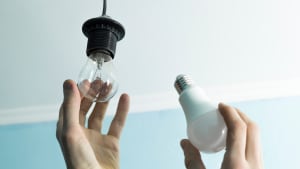 Une lampe incandescente remplac�e par une lumi�re LED.