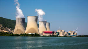 Quatre tours de refroidissement, faisant partie d'un complexe de centrale nuclaire le long du Rhne en France.