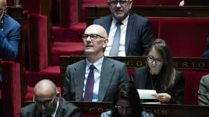 Hommes et femmes assis �coutant attentivement dans une salle parlementaire. Roland LEscure