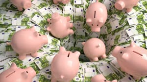 Des tirelires et des billets tombent dans un trou.