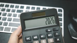 Une calculatrice avec en inscription sur l'écran 2026.