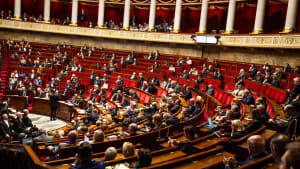 Parlementaires runis dans une salle orne pour une sance.
