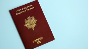 Passeport franais sur fond bleu clair.