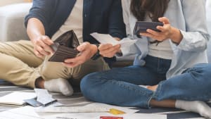 Couple de jeunes financirement stresss