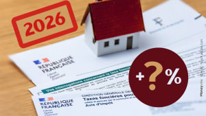 Documents fiscaux français avec maisonnette et symboles de pourcentage interrogatif. taxe foncière