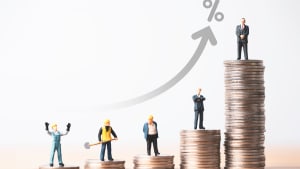 Figurine de différents métiers se tenant sur diverses piles de pièces de hauteur différentes