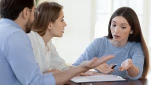 Deux personnes en colre devant une autre personne.