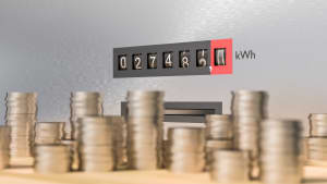 Compteur électrique avec de nombreuses pièces de monnaie.