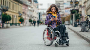 Femme handicape utilisant un smartphone en ville